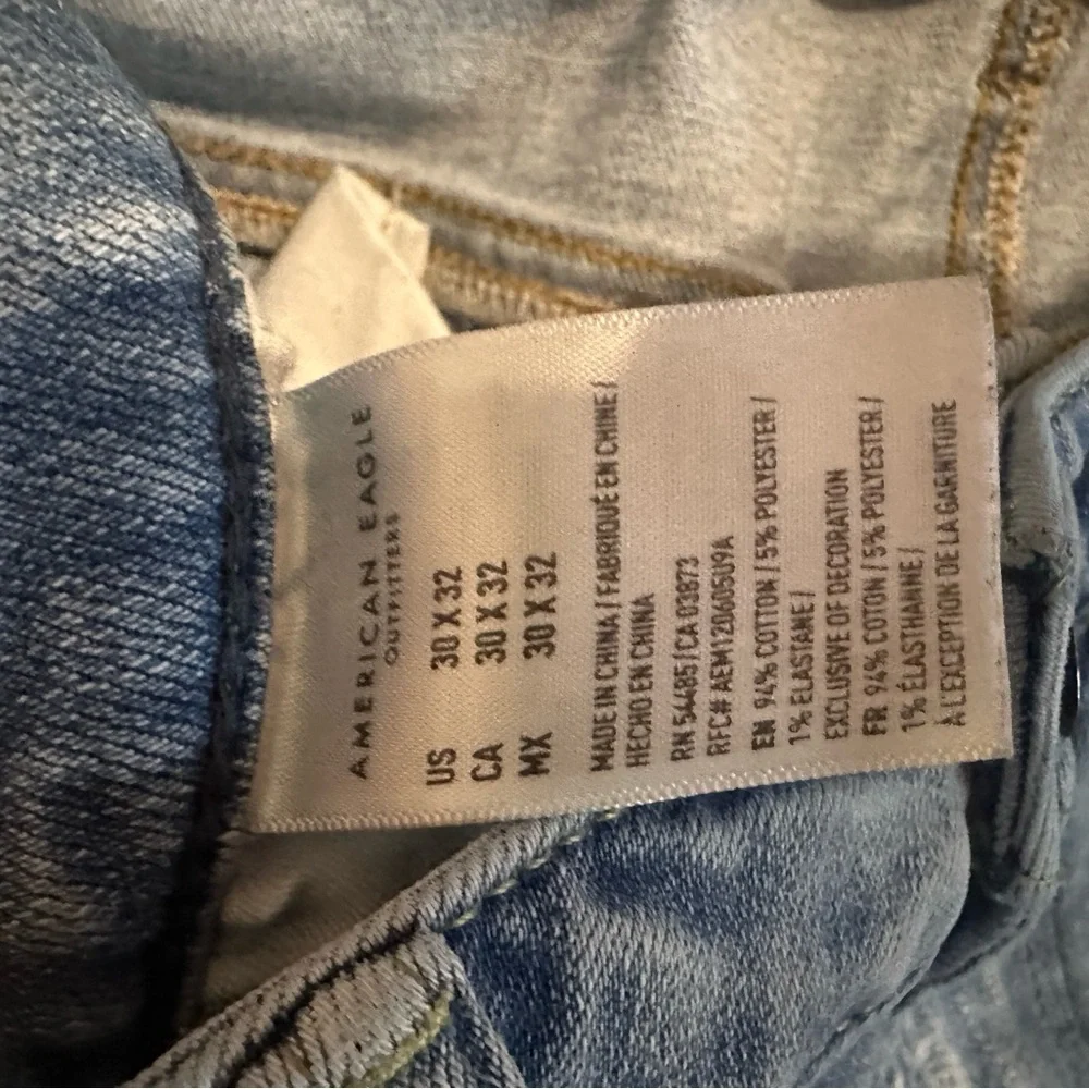 American Eagle Outfitters Light Blue Ripped Jeans - Picture 3 of 4